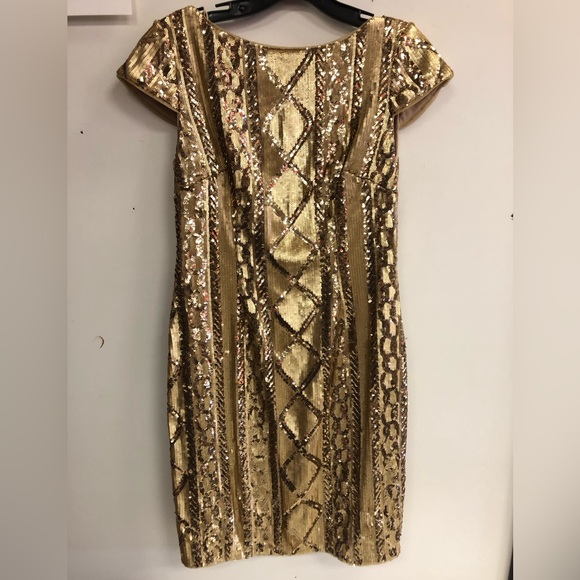 ADRIANNA PAPELL GOLD SEQUINED MINI DRESS IN SIZE 6P BACK ZIPPER WITH V CUT BACK - Picture 6 of 9
